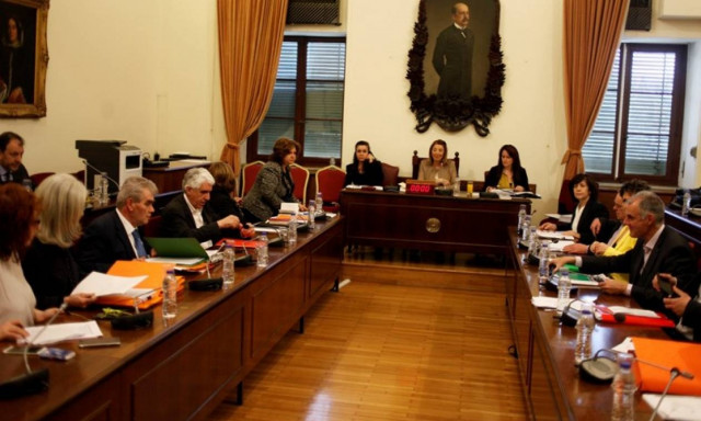 Live: Συνεδρίαση της Επιτροπής Θεσμών και Διαφάνειας στη Βουλή