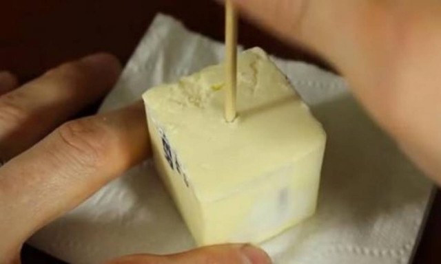 Άνοιξε τρύπα σε ένα κομμάτι βούτυρο – Ο λόγος θα σας εκπλήξει! (video)