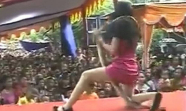 Βίντεο σοκ: Τραγουδίστρια πέφτει νεκρή στη σκηνή από τσίμπημα κόμπρας!