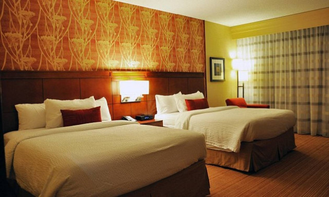 Δείτε τι βρήκε στα σεντόνια του ξενοδοχείου του και σοκαρίστηκε! (pic)