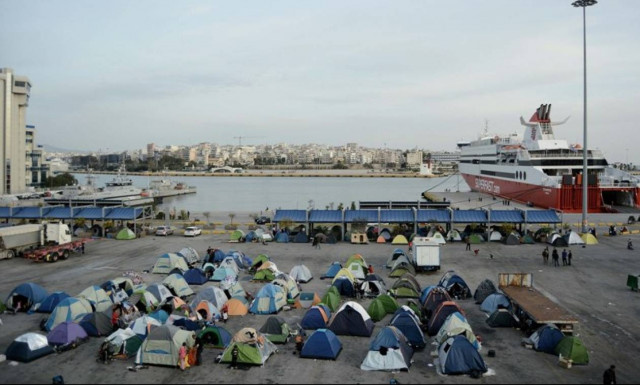 Προσφυγικό - Λιμάνι Πειραιά : Η κυβέρνηση απομάκρυνε τους δημοσιογράφους