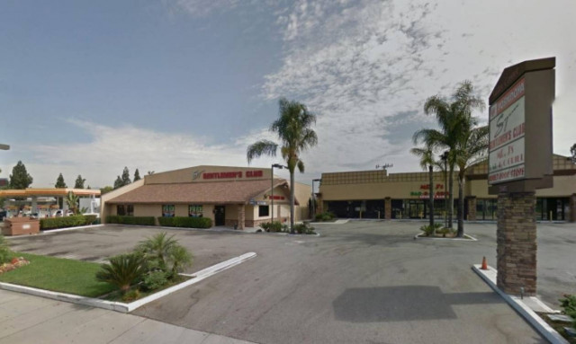 Εξοργιστικό: Άφησε το μωρό στο αυτοκίνητο και πήγε σε στριπτιτζάδικο