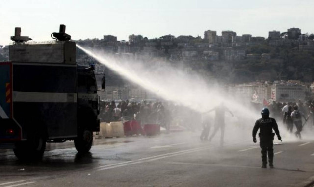 Ιταλία: Επεισόδια και τραυματίες σε διαδήλωση κατά του Ρέντσι (pic+vid)