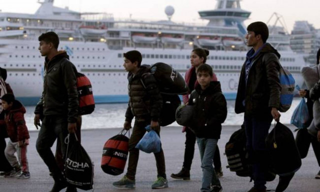 Παλινωδίες δίχως τέλος: Η κυβέρνηση αντί να μεταφέρει τους πρόσφυγες, τους αλλάζει προβλήτα!