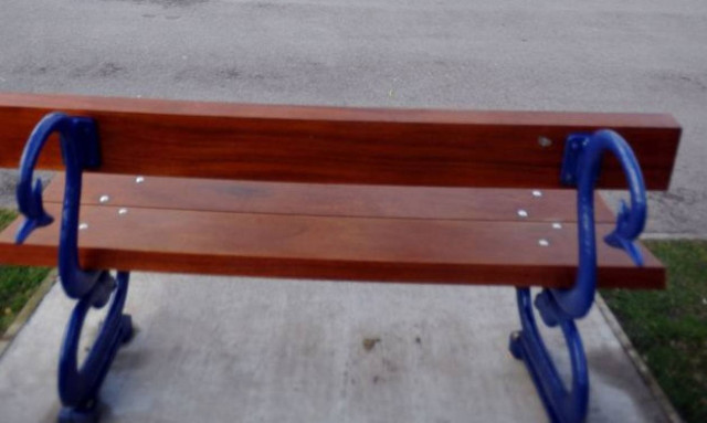 Εσείς μπορείτε να καταλάβετε τι δεν πάει καλά με αυτό το ολοκαίνουριο παγκάκι; (photos)