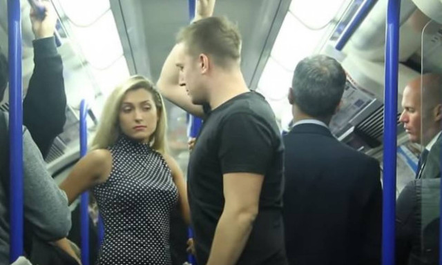 Σεξουαλική παρενόχληση ξανθιάς καλλονής παίρνει απίστευτη τροπή! (video)