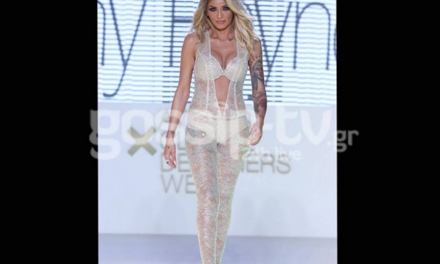 «Σάρωσε» στην πασαρέλα η Αγγελική Ηλιάδη