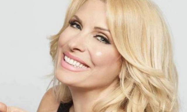 Ελένη Μενεγάκη: Οι πρώτες βουτιές για φέτος στην Άνδρο - Η selfie στην παραλία (φωτο)