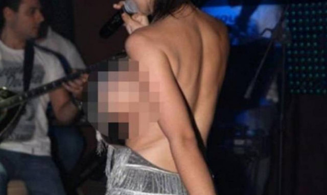 Ελληνίδα τραγουδίστρια έβγαλε το στήθος της στην πίστα! (photos)