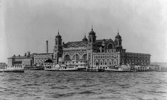 Σαν σήμερα το 1890 το νησί Έλις γίνεται ο πρώτος σταθμός των Ελλήνων μεταναστών στις ΗΠΑ