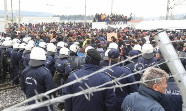 Τεταμένο κλίμα στην Ειδομένη - Συγκέντρωση προσφύγων στη σιδηροδρομική γραμμή