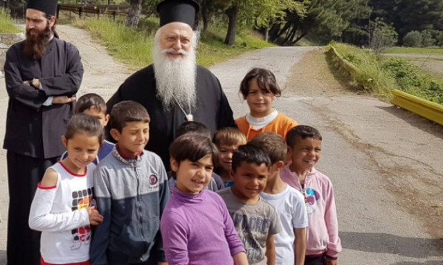 Ο Βεροίας Παντελεήμων στους πρόσφυγες στην Αγία Βαρβάρα