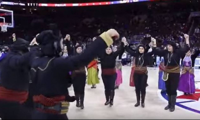 Συγκίνηση: Χόρεψαν ποντιακά σε αγώνα του NBA! (vid)
