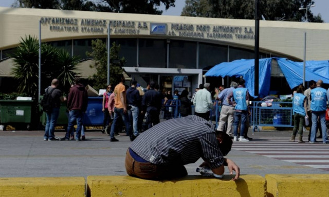 Πειραιάς: Αμετακίνητοι οι 4.500 πρόσφυγες και μετανάστες - «Δεν θ' αδειάσει το λιμάνι»