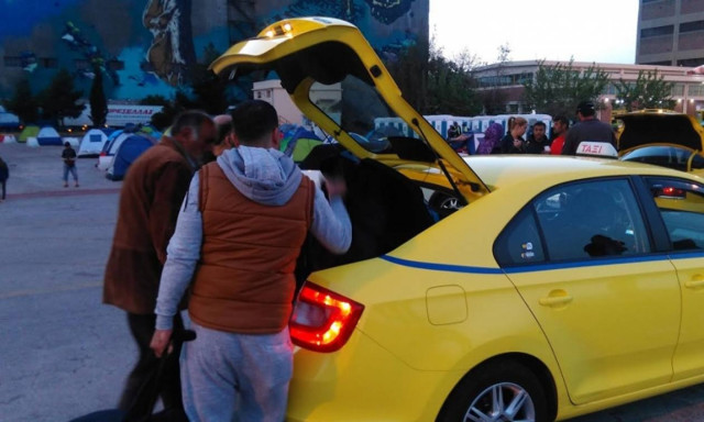 Χάος στον Πειραιά: Οι πρόσφυγες φεύγουν με ταξί