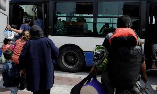 Λιμάνι Πειραιά: Αποχωρούν σταδιακά πρόσφυγες και μετανάστες με προορισμό τον Σκαραμαγκά