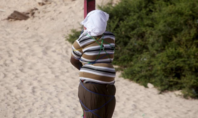 Εικόνες σοκ!Έδεσαν τρομοκράτη σε στύλο και τον εκτέλεσαν δημόσια (photos)