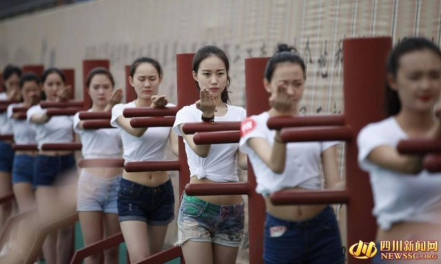 Υποχρεωτικές οι πολεμικές τέχνες για εκατοντάδες αεροσυνοδούς στην Κίνα (Pics)