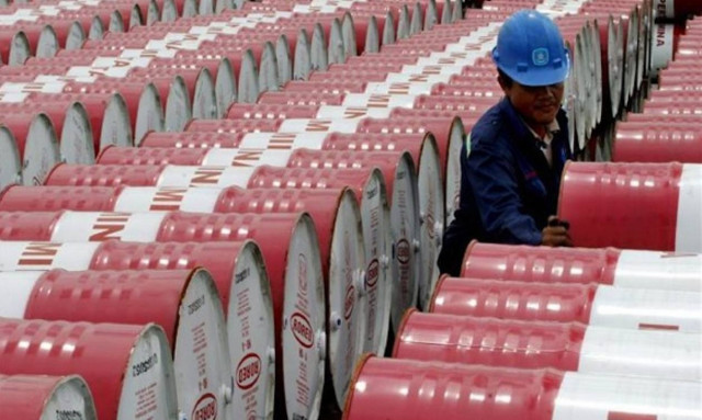 Πάνω από το ψυχολογικό όριο αλλά με κάμψη το πετρέλαιο