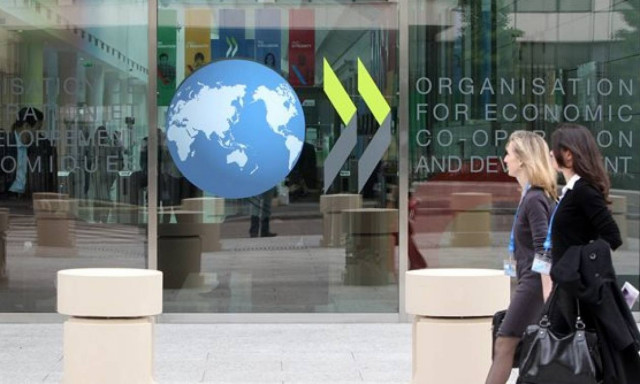 Ο ΟΟΣΑ «βλέπει» μείωση επιβαρύνσεων στους μισθούς και οι Ελληνες «ολίγον» από μισθό