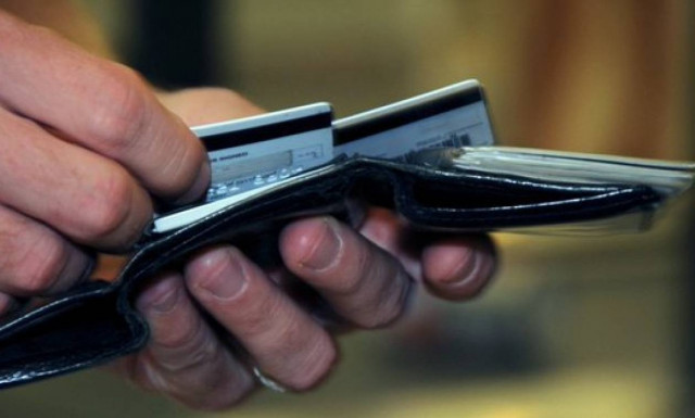 Visa: Ρυθμοί-ρεκόρ στη χρήση χρεωστικών καρτών στην Ελλάδα