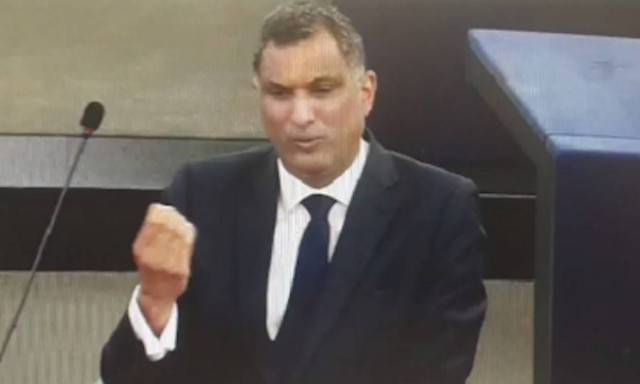 Χαμός στην Ευρωβουλή: Αν και.. συντηρητικός δείτε τι χειρονομία έκανε Βρετανός στον Φέρχοφσταν (vid)