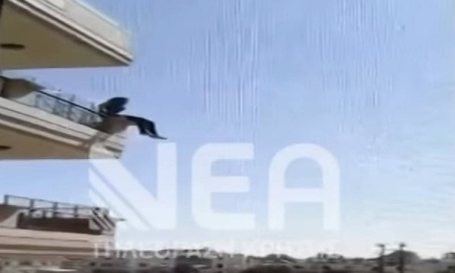 Χανιά: Βίντεο σοκ! Γυναίκα κρέμεται στο μπαλκόνι και απειλεί να πέσει στο κενό