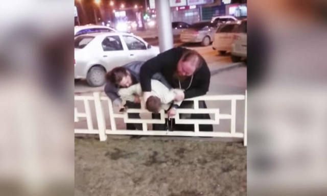 Δεν έχετε ξαναδεί κάτι ανάλογο: Αλύπητο ξύλο από «παπά» σε δημόσιο χώρο (Vid)