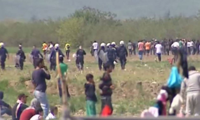 Νέα επεισόδια στην Ειδομένη - Δακρυγόνα και χειροβομβίδες κρότου λάμψης από τους Σκοπιανούς (video)