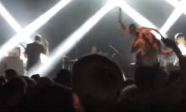 Σάλος στον Καναδά: Τραγουδιστής κλώτσησε θαυμάστρια και την έριξε από τη σκηνή! (vid)