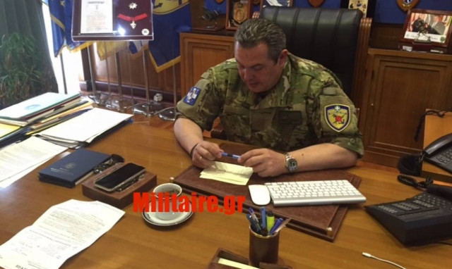 «Στα όπλα, στα όπλα»: Ο Καμμένος με στολή παραλλαγής ξημερώματα στο Πεντάγωνο! (pics)