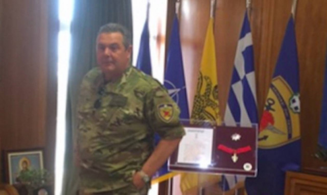 Κύριε Καμμένε τα ράσα δεν κάνουν τον παπά