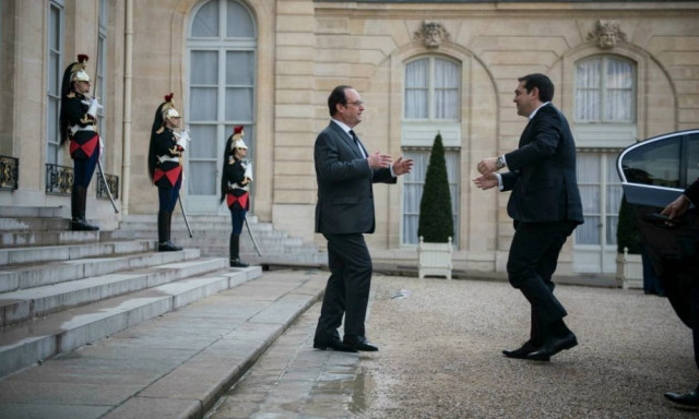 Ικέτης στο Παρίσι ο Τσίπρας για να κλείσει όπως - όπως τη διαπραγμάτευση