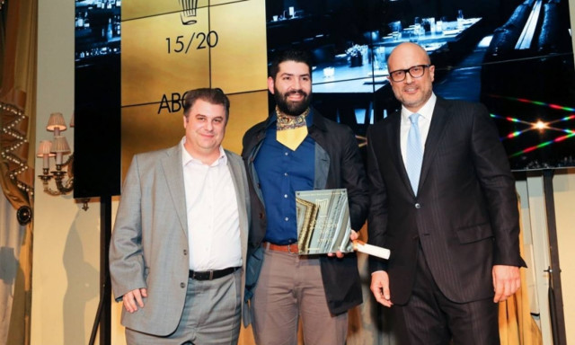 Το ABOVO μετακόμισε στο Κολωνάκι και βραβεύθηκε για τρίτη συνεχόμενη φορά με Χρυσό Σκούφο!