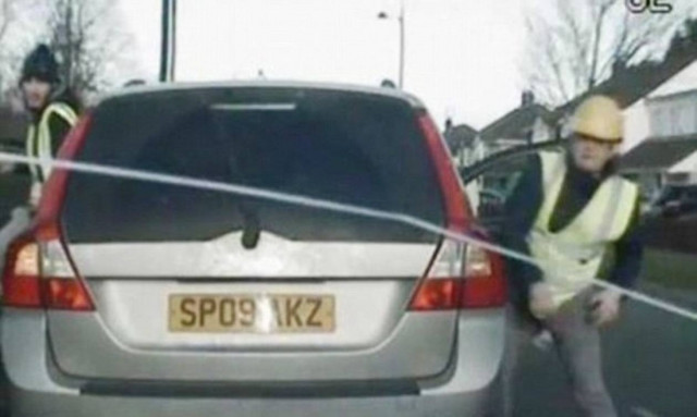 Έκανε το λάθος να σταματήσει δύο οικοδόμους για έλεγχο και «διέλυσαν» το περιπολικό με τούβλα (Vid)