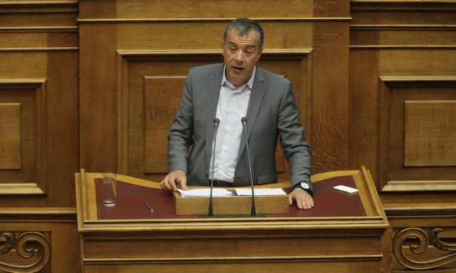 Θεοδωράκης: «Φέρτε στοιχεία κι αφήστε τις μπαταριές»