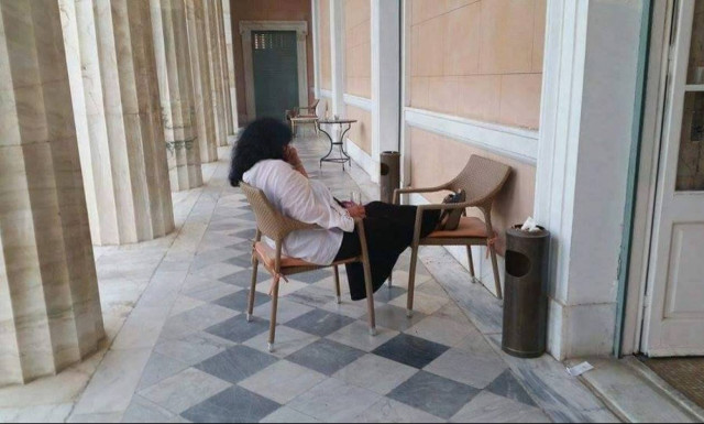 Απίστευτες εικόνες στη Βουλή: Βουλευτές λιάζονται στο περιστύλιο! (photos)