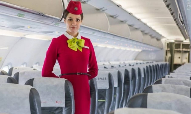 Φοβερό! Γνωρίζεις γιατί οι αεροσυνοδοί σε υποδέχονται με τα χέρια πίσω από την πλάτη; (photo)