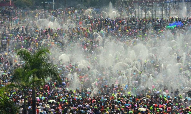 «Πλημμύρισε» η Ταϊλάνδη στο ετήσιο φεστιβάλ νερού! (pics)