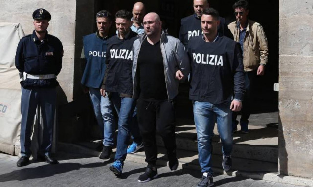 Συνελήφθη ο αρχιμαφιόζος της Νάπολης με την ερωμένη του – Δείτε το «κόλπο» των αστυνομικών (Pics)