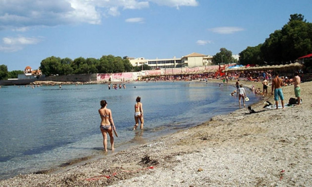 Άρχισαν οι πρώτες βουτιές στις παραλίες της Αττικής (vid)