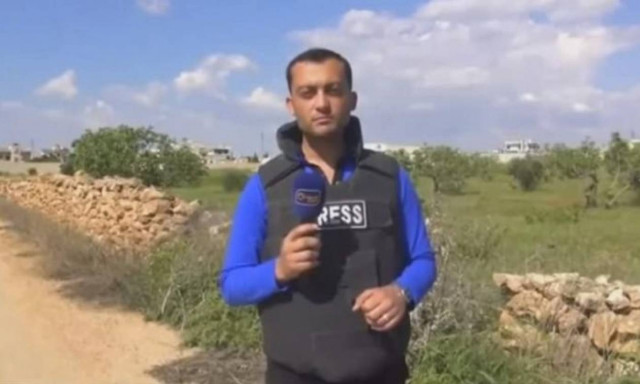 Σκληρές εικόνες: Θραύσματα χτυπούν δημοσιογράφο στη Συρία σε ζωντανή σύνδεση (vid)