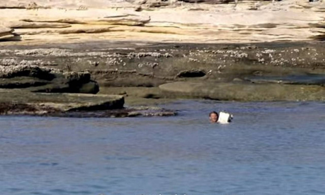 Απίστευτη στιγμή: Γύριζαν ντοκιμαντέρ και ανακάλυψαν έναν... ναυαγό! (pics+vid)