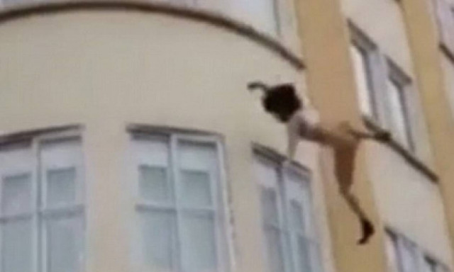 Συγκλονιστικό βίντεο: Πήδηξε με τα εσώρουχα από τον τρίτο όροφο φλεγόμενης πολυκατοικίας