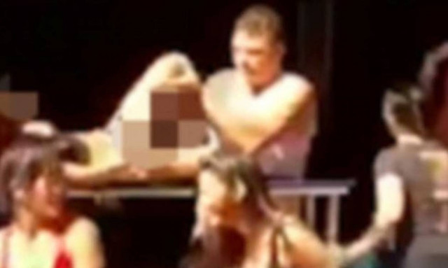 Το κλαμπ των οργίων: Έκανε στοματικό σε εργαζομένη και δείτε πού κατέληξε! (video)