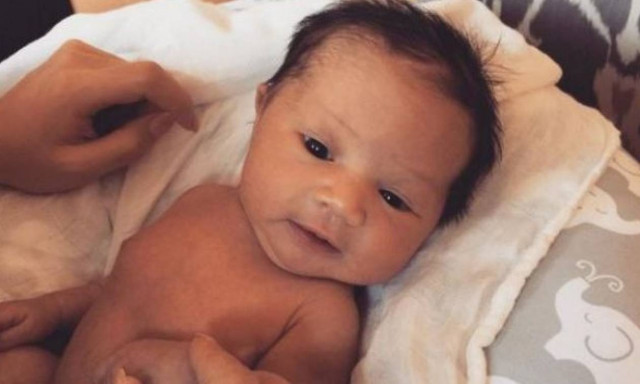 Είναι σκέτη γλύκα! Η πρώτη κοντινή φωτογραφία του μωρού τους ξετρέλανε το διαδίκτυο!