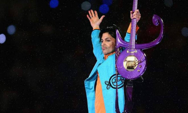 Prince: «Είμαι ζωντανός και αρκετά καλά»