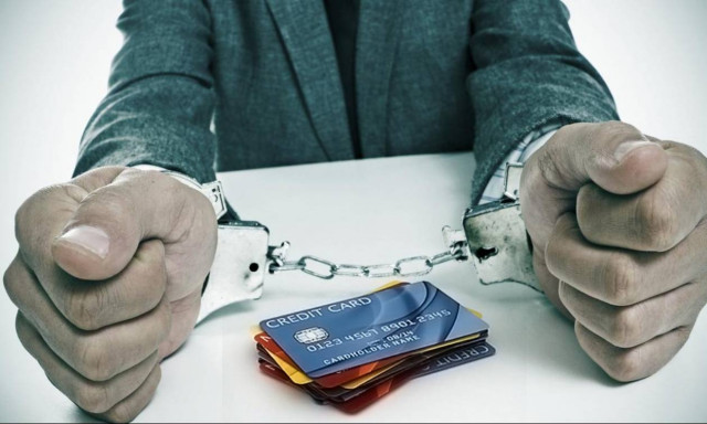 Ζούσαν σαν βασιλιάδες! Δύο συλλήψεις για χρήση πλαστών πιστωτικών καρτών