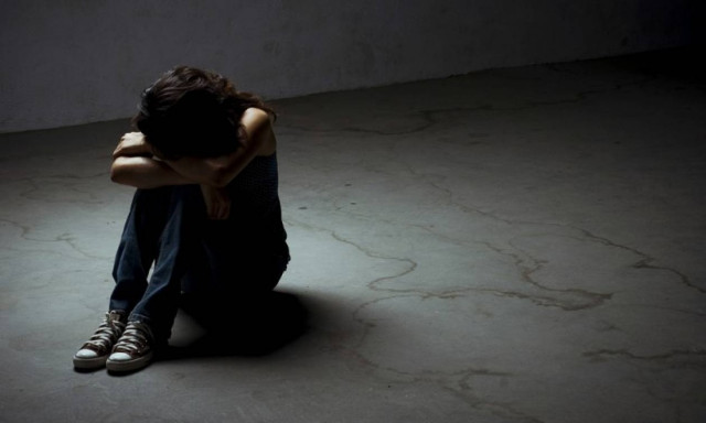 Απάνθρωπη μητέρα κρατούσε ακινητοποιημένη τη 14χρονη κόρη της για να τη βιάσει ο φίλος της