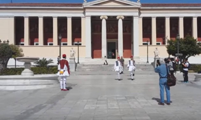 Ντροπή! Τσολιάδες… made in China στα Προπύλαια (video)